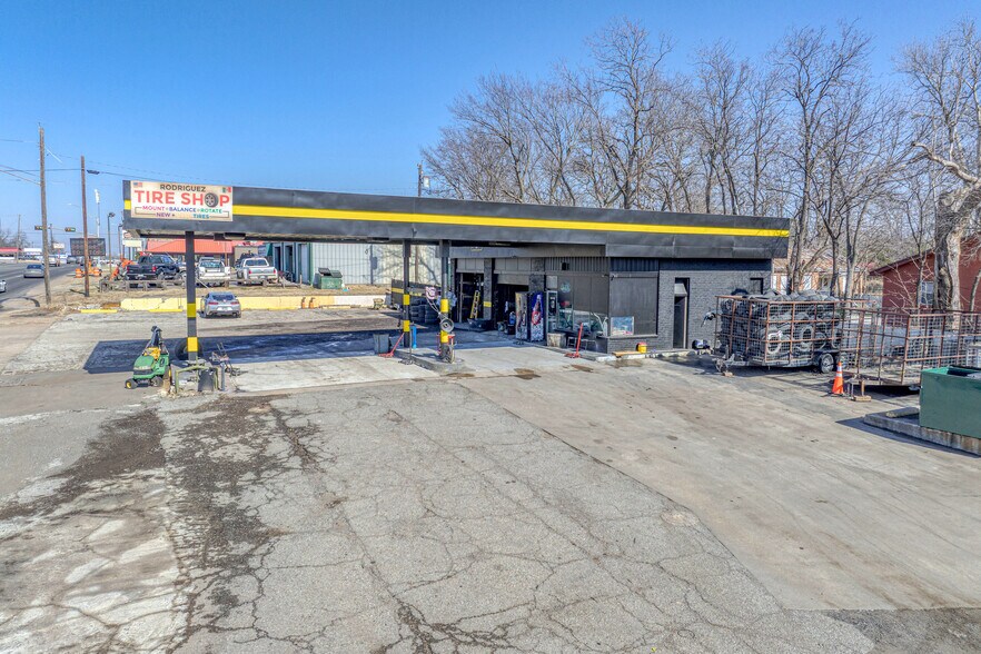 More Photos Of 1320 S Austin Ave, Denison General Retail For Sale