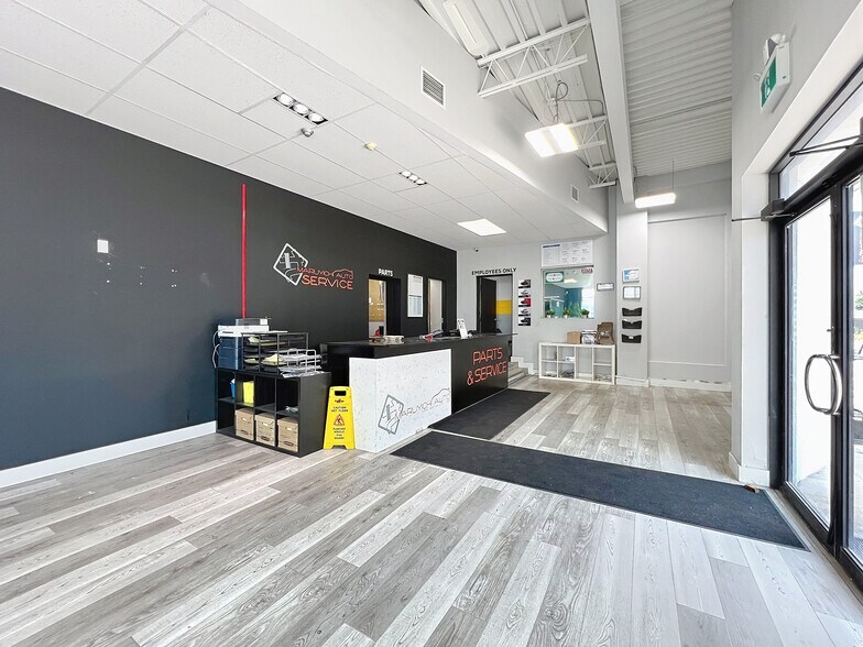 More Photos Of 11262 Yonge St, Richmond Hill Auto Dealership For Lease