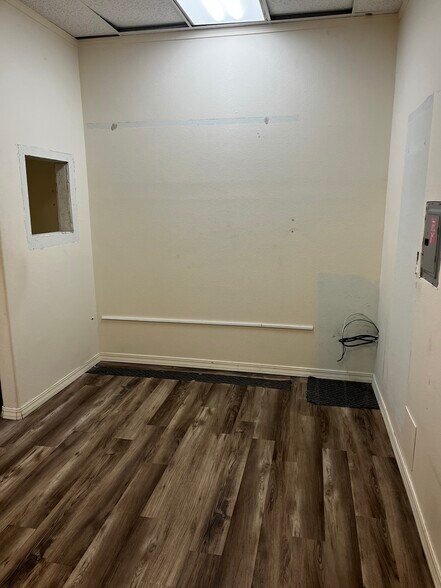 More Photos Of 11815 NE Highway 99, Vancouver Storefront Retail Office For Lease