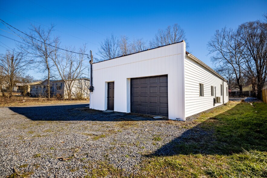 Primary Photo Of 2336 Old Knoxville Pike, Maryville Light Manufacturing For Sale