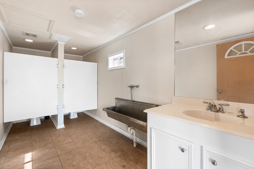 More Photos Of 2692 Highway 105 W, Navasota Specialty For Sale