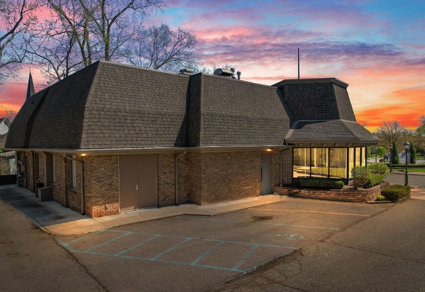 More Photos Of 33604 Grand River Ave, Farmington Office For Sale