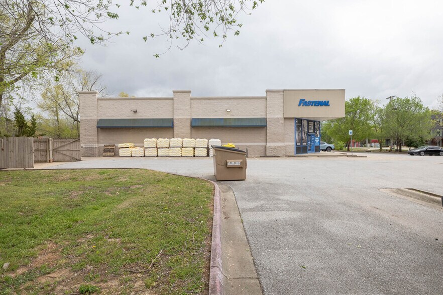 More Photos Of 796 S School Ave, Fayetteville Freestanding For Sale