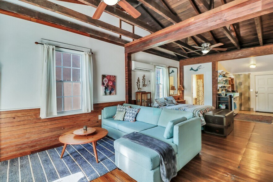 More Photos Of 8 E 41st St, Savannah Storefront Retail Residential For Sale