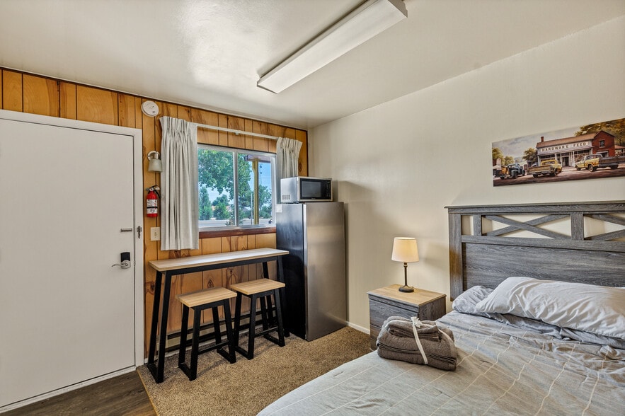 More Photos Of 808 Caribou St, Simla Hospitality For Sale