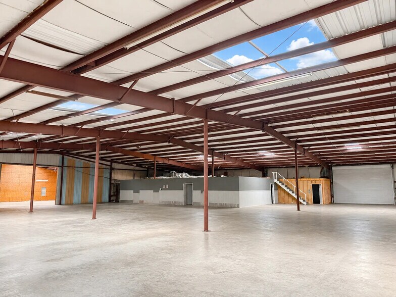 More Photos Of 1916 S Philippe Ave, Gonzales Showroom For Lease