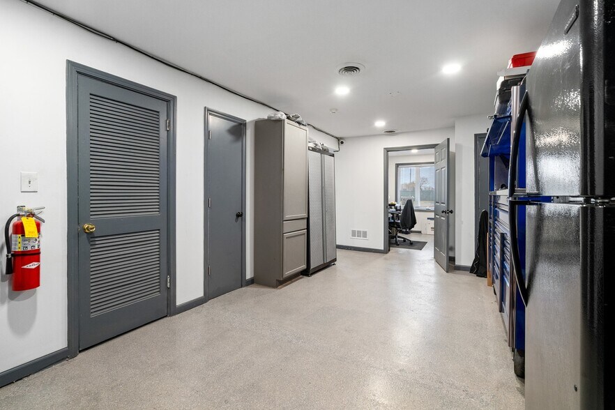 More Photos Of 5512 W 79th St, Burbank Storefront Retail Residential For Sale