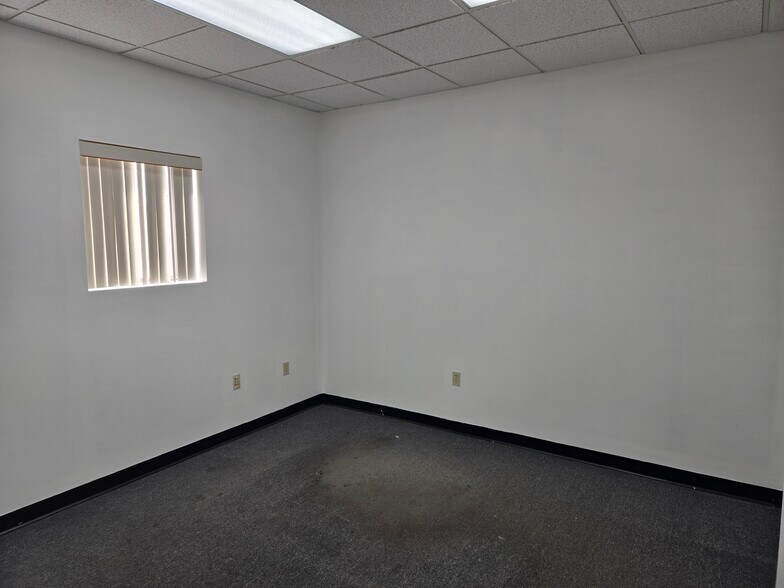 More Photos Of 1765 Carneige Ave, Clearwater Warehouse For Sale