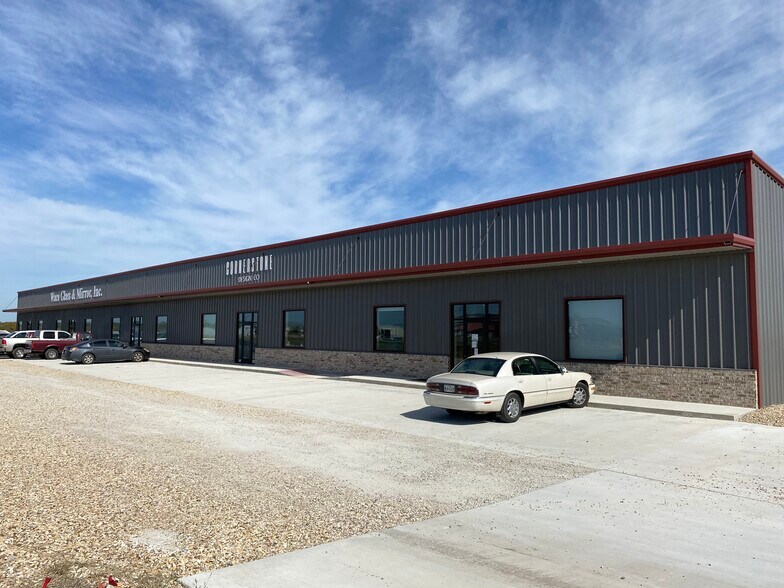 More Photos Of 5496 N State Highway 6, Woodway Showroom For Lease