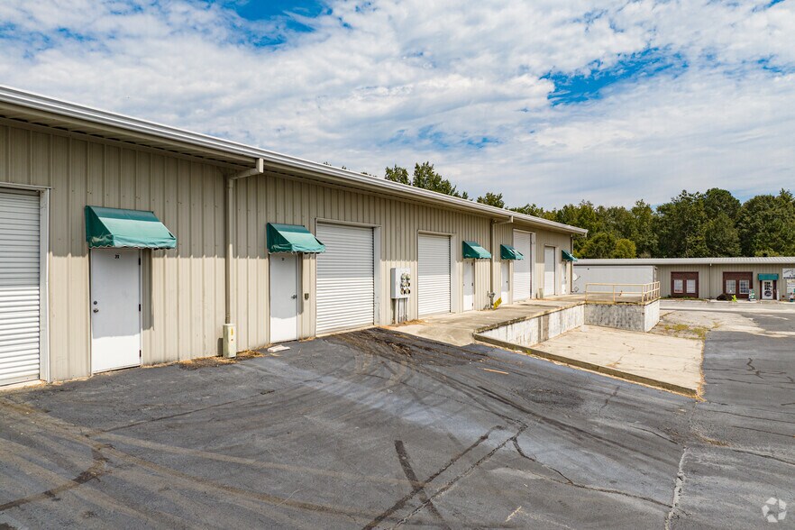 More Photos Of 24 Joe Kennedy Blvd, Statesboro Warehouse For Lease