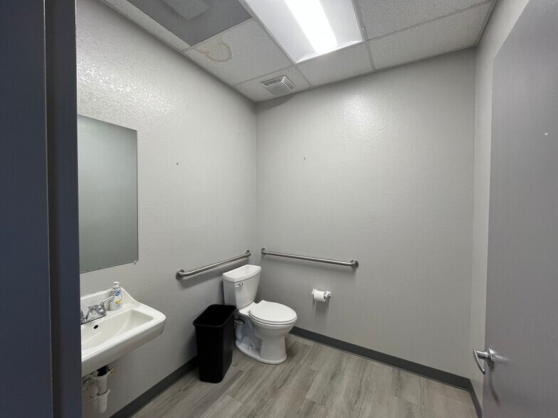 More Photos Of 3748 Ironbridge Blvd, Fort Myers Manufacturing For Sale