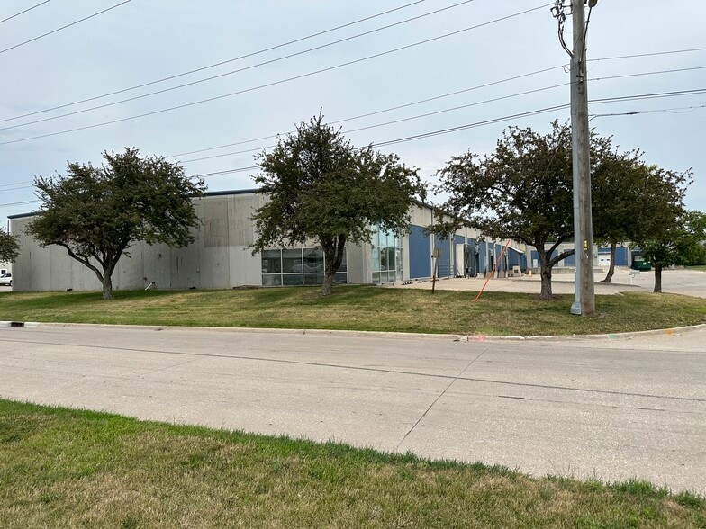 More Photos Of 2111 E 17th St, Des Moines Warehouse For Sale