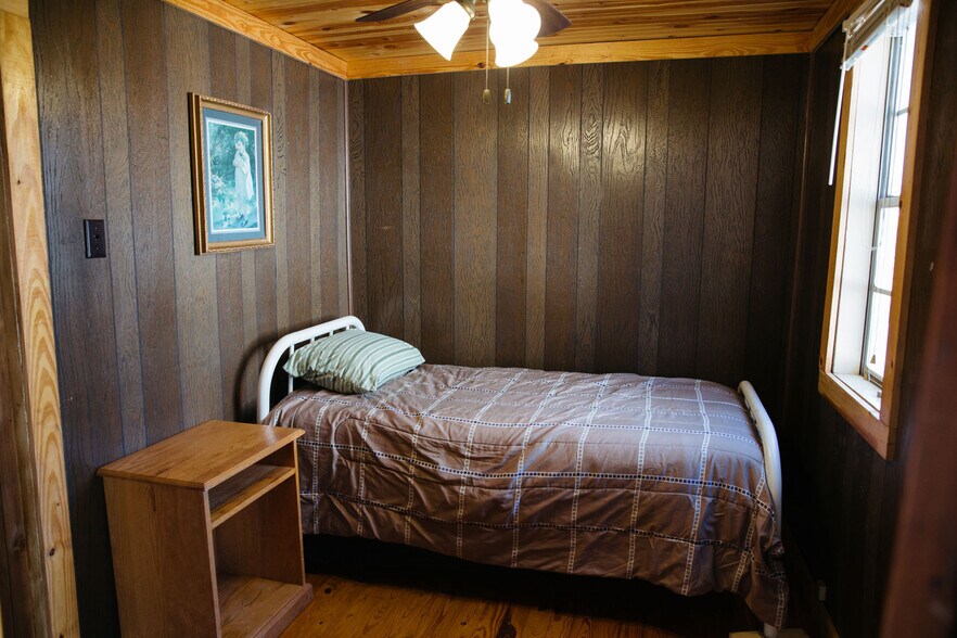 More Photos Of 128 River Rd, Marshall General Retail For Sale