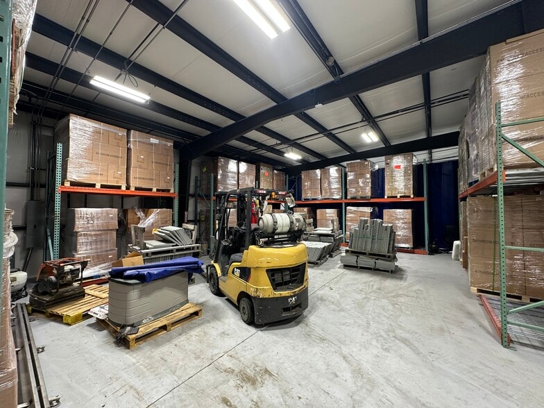 More Photos Of 1717-1721 Oak Dr, Mchenry Manufacturing For Sale