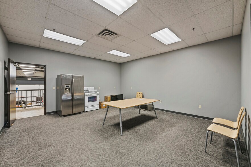 More Photos Of 371 Prospector Dr, Evanston Freestanding For Sale