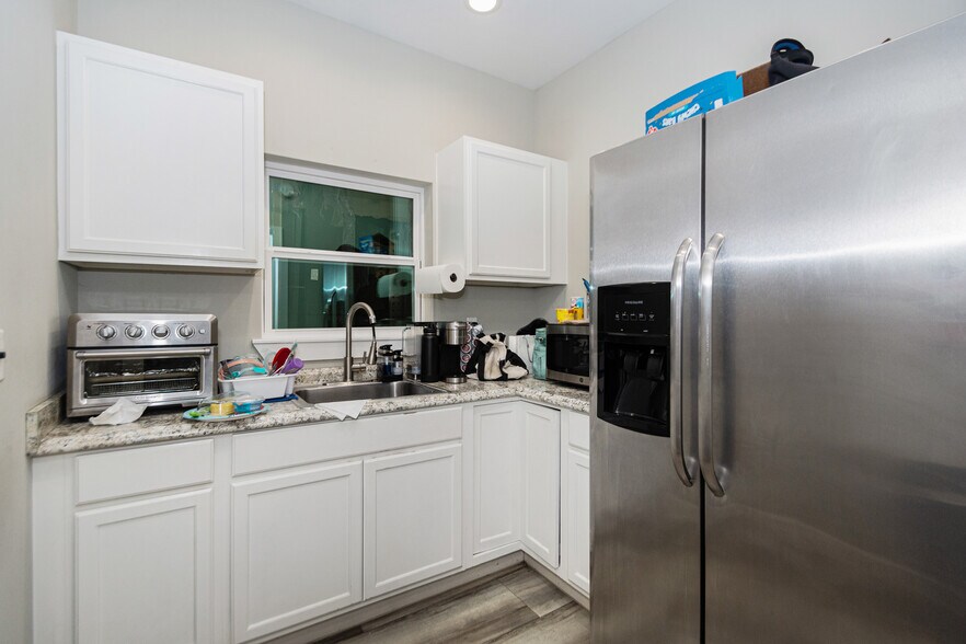 More Photos Of 7322 Almeda Genoa Rd, Houston Warehouse For Lease