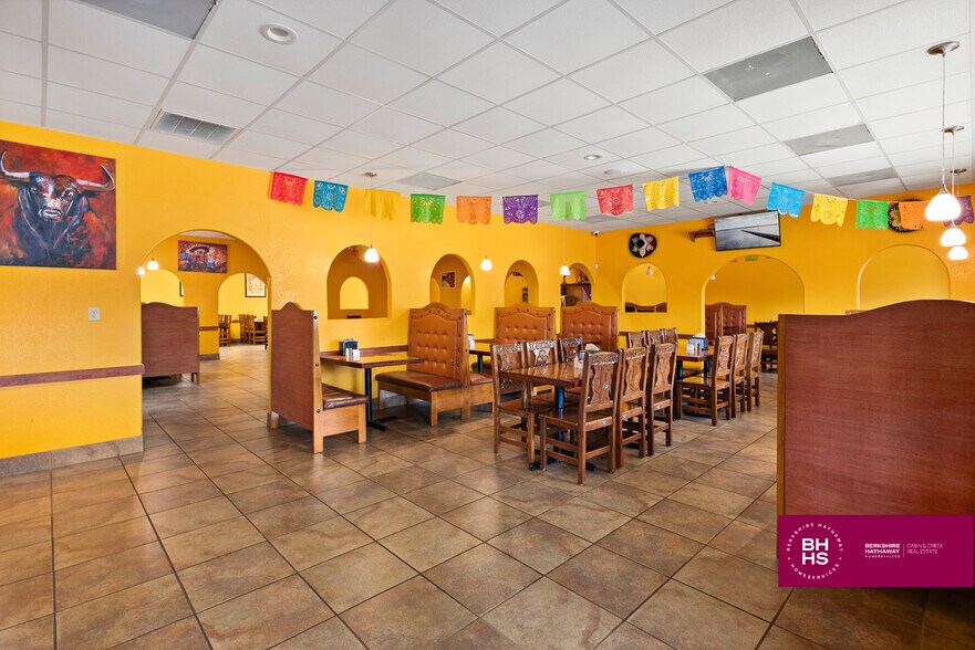 More Photos Of 958 E Main St, Liberty Restaurant For Sale