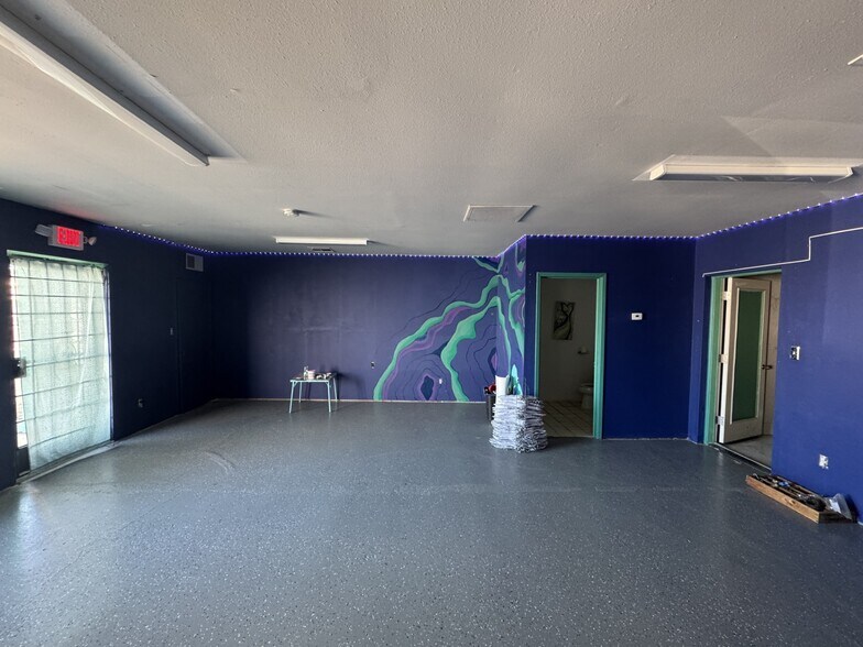 More Photos Of 236 N Country Club Dr, Mesa Freestanding For Sale