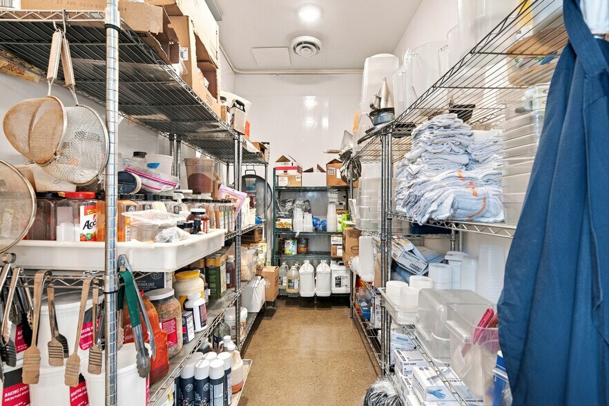 More Photos Of 1018 Poyntz Ave, Manhattan Flex For Sale