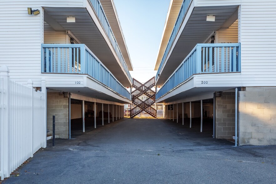 More Photos Of 198 Ashworth Ave, Hampton Hotel For Sale