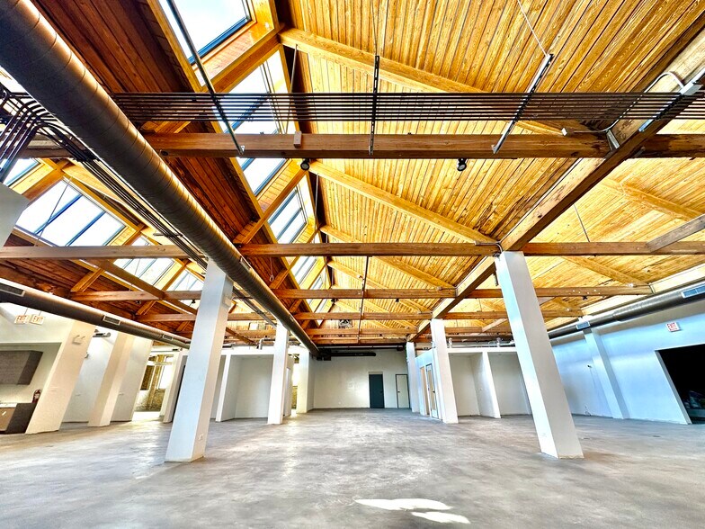 More Photos Of 309-319 N Justine St, Chicago Showroom For Lease