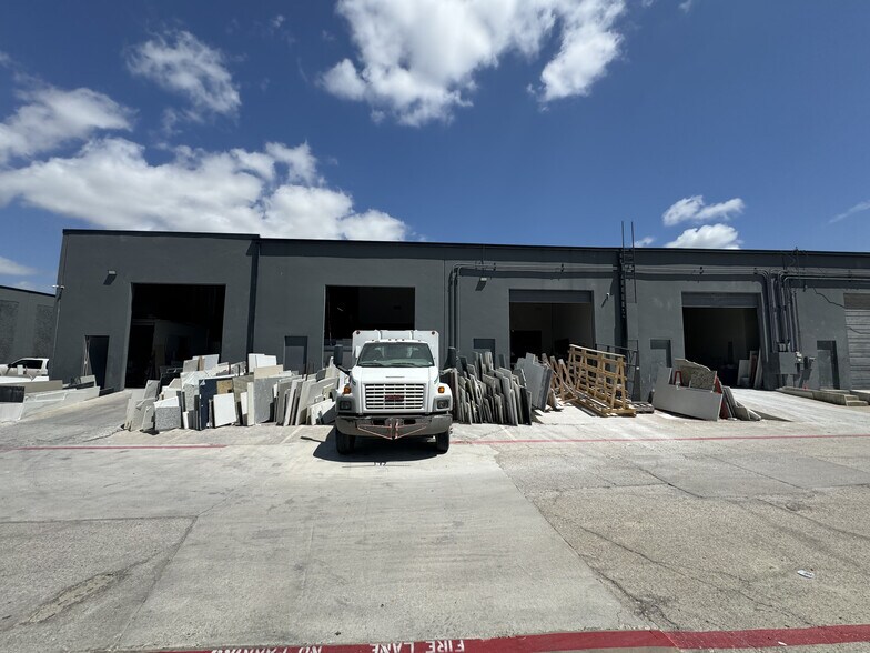 More Photos Of 10031 Monroe Dr, Dallas Flex For Lease