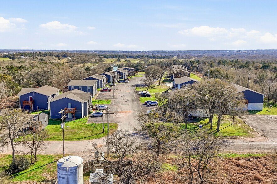 More Photos Of 1105 Westwood Ln, Giddings Apartments For Sale