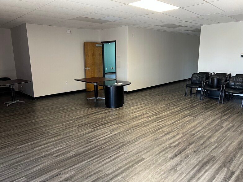 More Photos Of 7627 Ewing Blvd, Florence Office For Lease