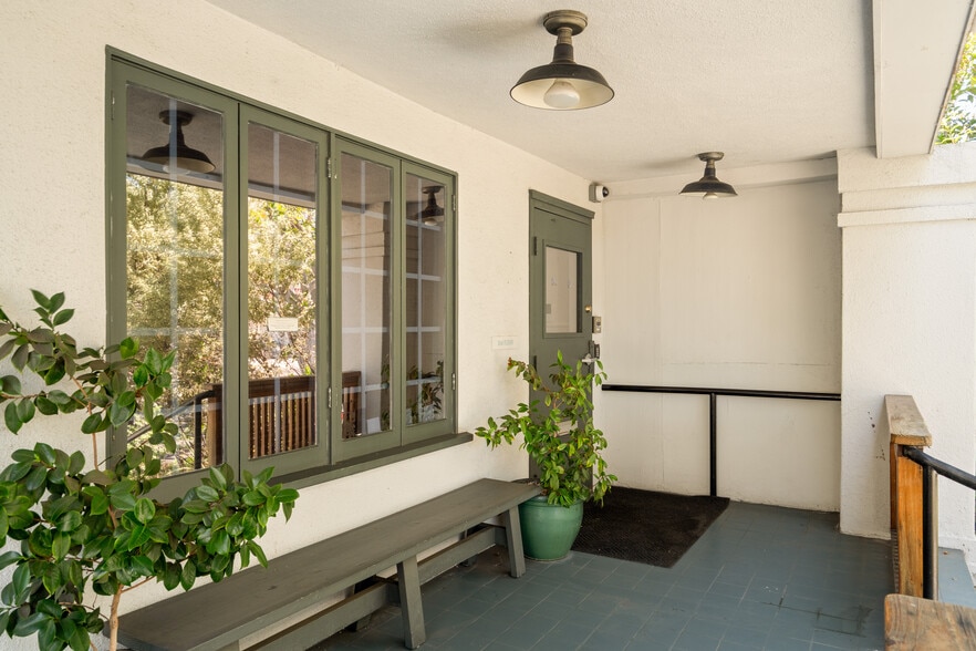 More Photos Of 588 N Larchmont Blvd, Los Angeles Office For Lease