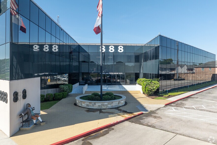 More Photos Of 888 W Sam Houston Pky S, Houston Office For Lease