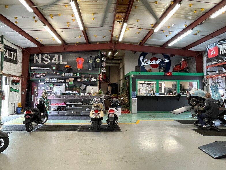 More Photos Of 633 NW 13th St, Gainesville General Retail For Sale