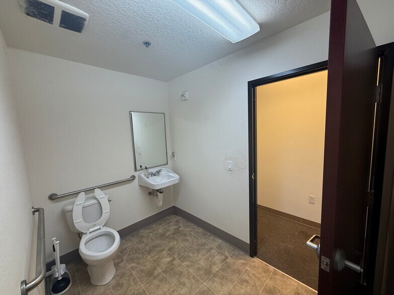 More Photos Of 2819-2827 SE 75th Ave, Hillsboro Light Distribution For Lease