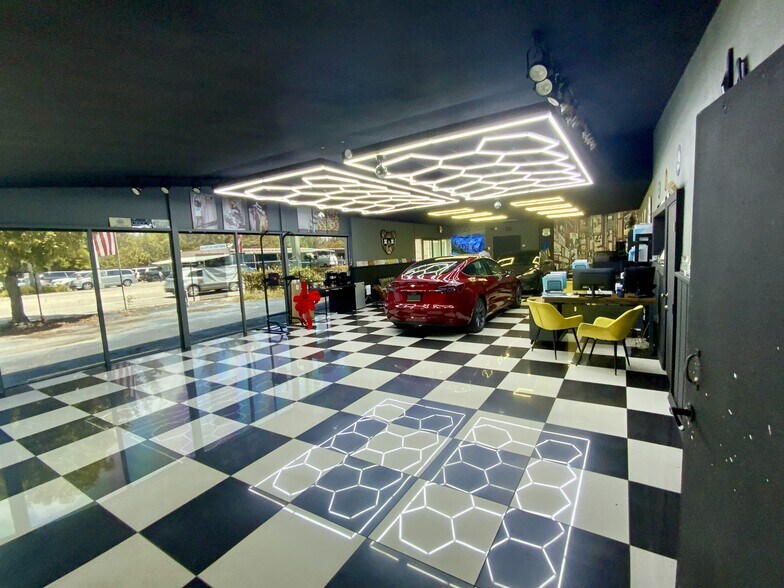 More Photos Of 15551 W Dixie Hwy, North Miami Beach Auto Dealership For Lease
