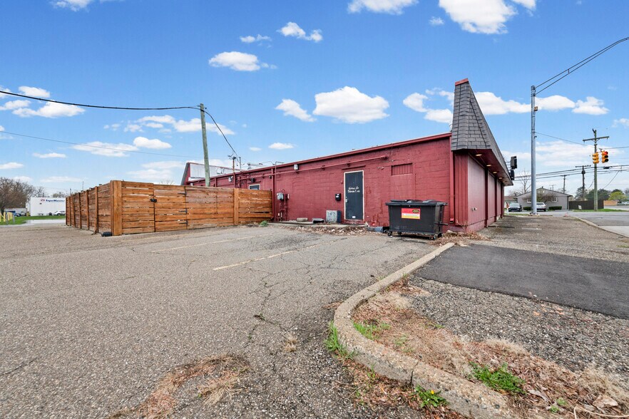 More Photos Of 1090 Rochester Rd, Troy Restaurant For Sale