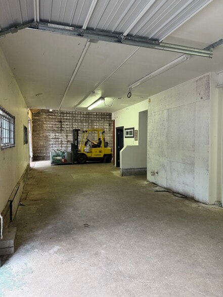 More Photos Of 1204 W 17th St, Vancouver Light Manufacturing For Sale