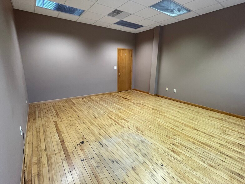 More Photos Of 600 S Main St, Oshkosh Office For Lease