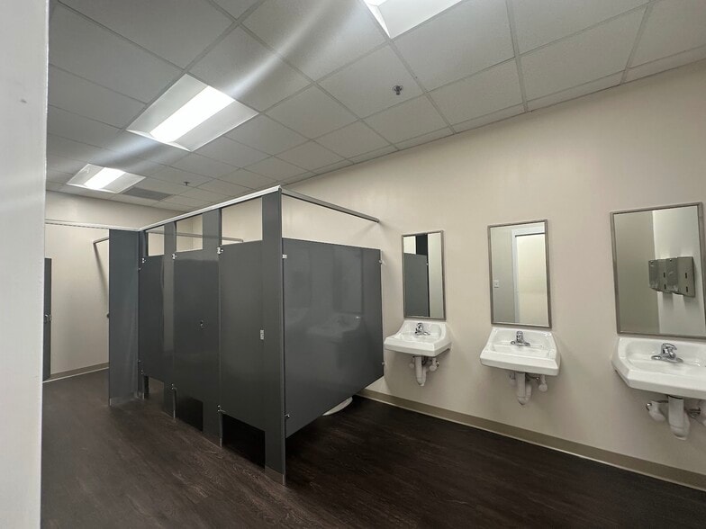 More Photos Of 7475 Chancellor Dr, Orlando Warehouse For Lease