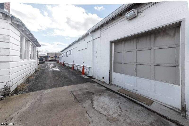 More Photos Of 131 Lincoln Blvd, Middlesex Manufacturing For Lease