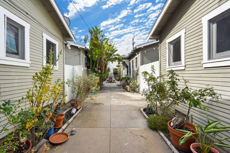 More Photos Of 2006 Strongs Dr, Venice Apartments For Sale