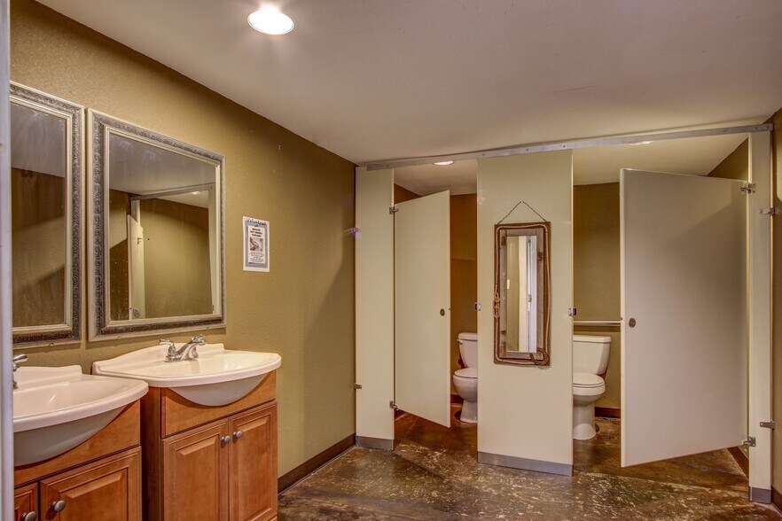 More Photos Of 308 E Don Tyler Ave, Dewey Storefront For Sale