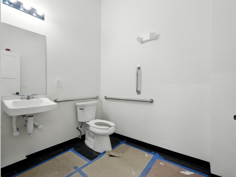 More Photos Of 633 Newark Ave, Jersey City Storefront Retail Residential For Lease