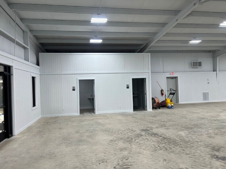More Photos Of 7023 Sand Beach Blvd, Shreveport Warehouse For Lease