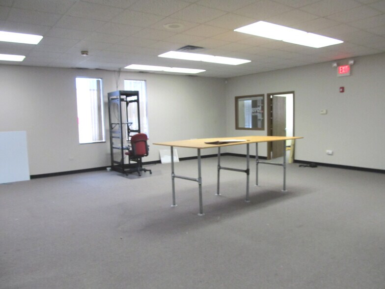More Photos Of 600-610 W 5th Ave, Naperville Flex For Lease