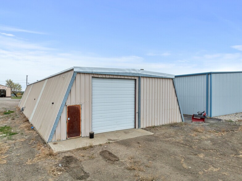 More Photos Of 4015 11th Ave SE, Minot Service For Sale