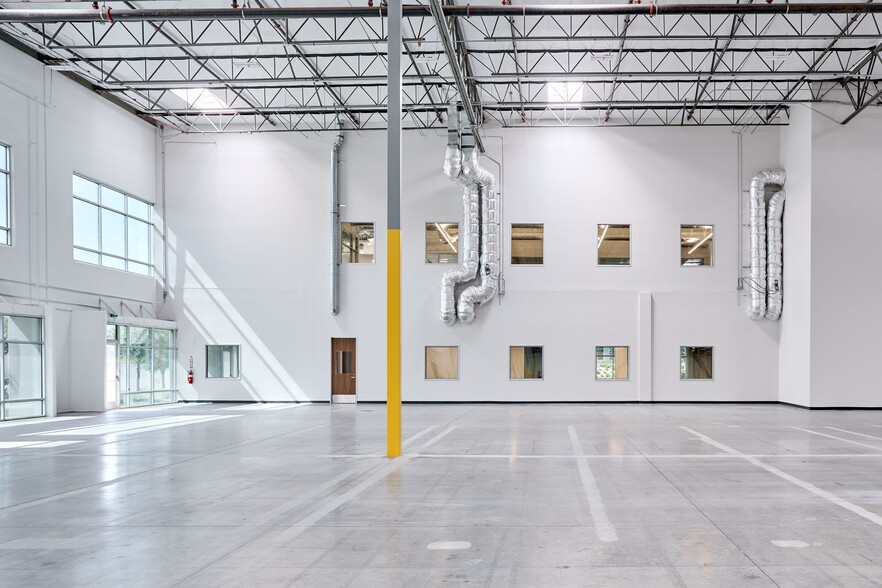 More Photos Of 29125 Avenue Paine, Valencia Warehouse For Lease