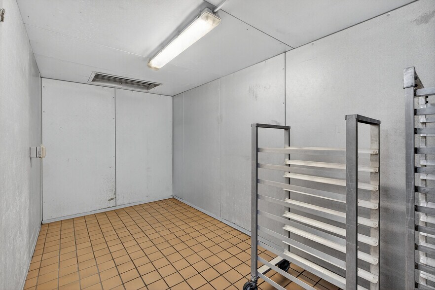 More Photos Of 742 Amity Rd, Bethany Freestanding For Sale