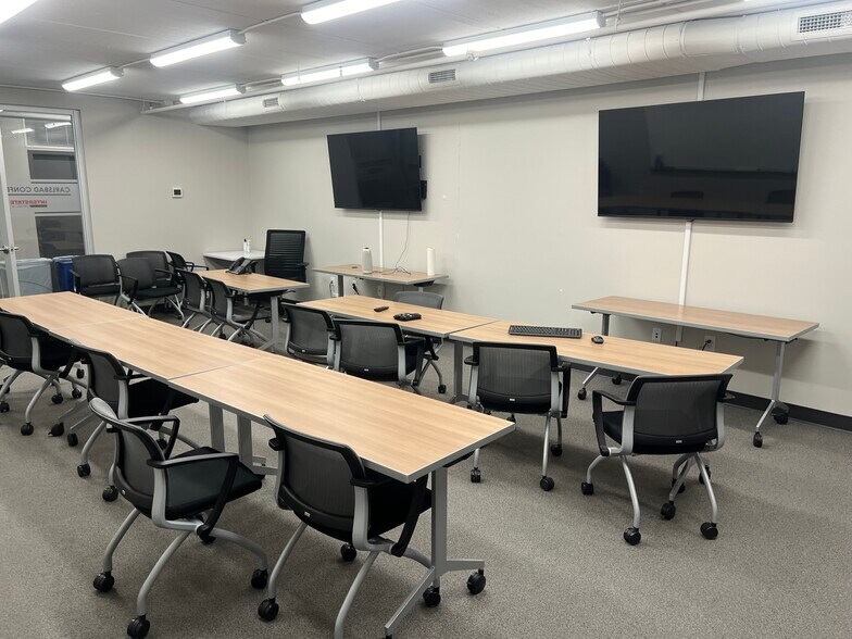 More Photos Of 2901 E 78th St, Bloomington Light Distribution For Sale