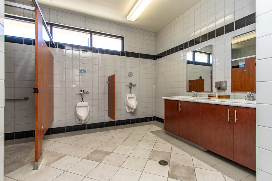 More Photos Of 971 E Broadway Ave, Atwater Office For Lease