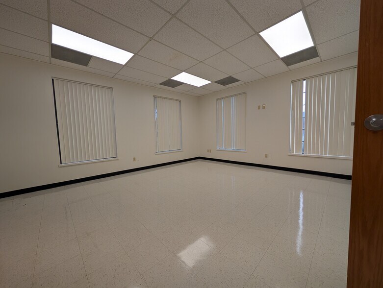 More Photos Of 3102 NW Atlanta Ave, Lawton Medical For Sale