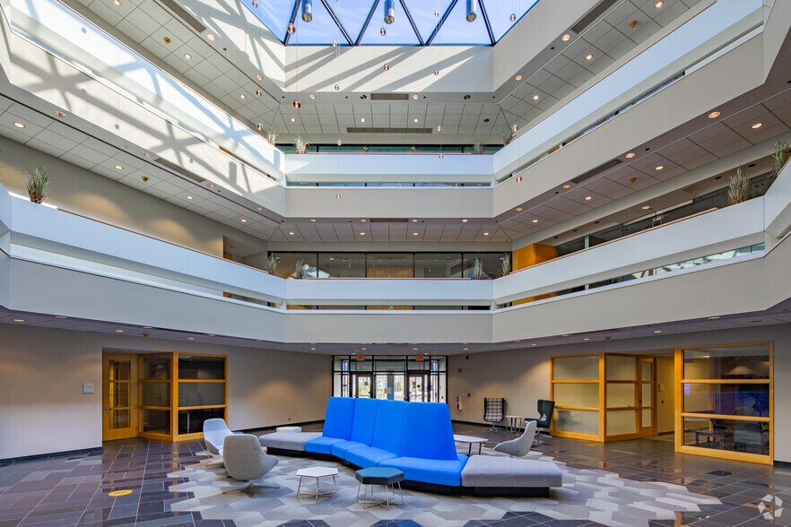 More Photos Of 2333 Waukegan Rd, Bannockburn Office For Lease